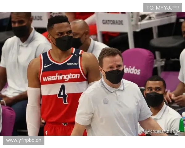 韦少又穿得像街头霸王，比赛场上和地铁站居然是两个人？