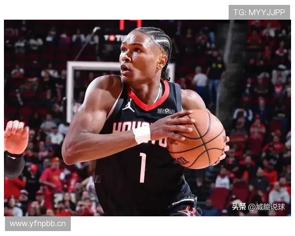 阿门·汤普森挡拆为格林制造错位，效率较上季提升